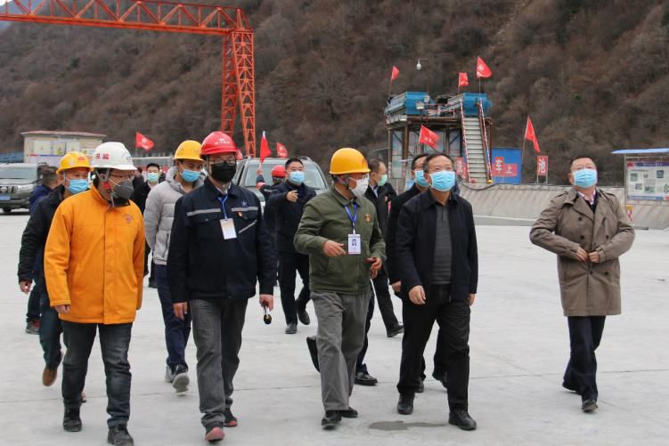 四川省副省長、黨組成員楊洪波在九綿高速LJ9項(xiàng)目調(diào)研疫情防控和復(fù)工復(fù)產(chǎn)情況
