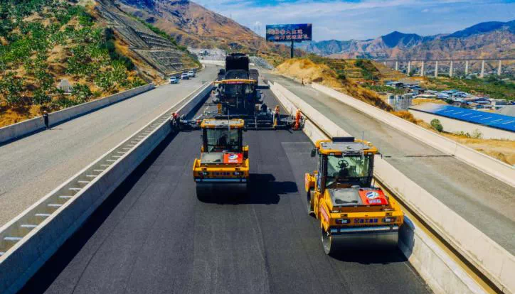 全球首次！無人駕駛壓路機(jī)成群結(jié)隊(duì)“上路”！