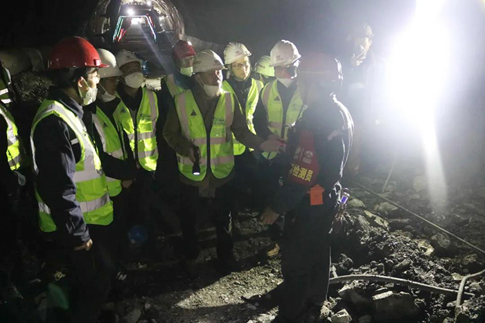 涼山州交通運(yùn)輸局黨組成員、副局長(zhǎng)楊華俊到G348線鹽源小高山隧道工程SG標(biāo)督導(dǎo)安全工作