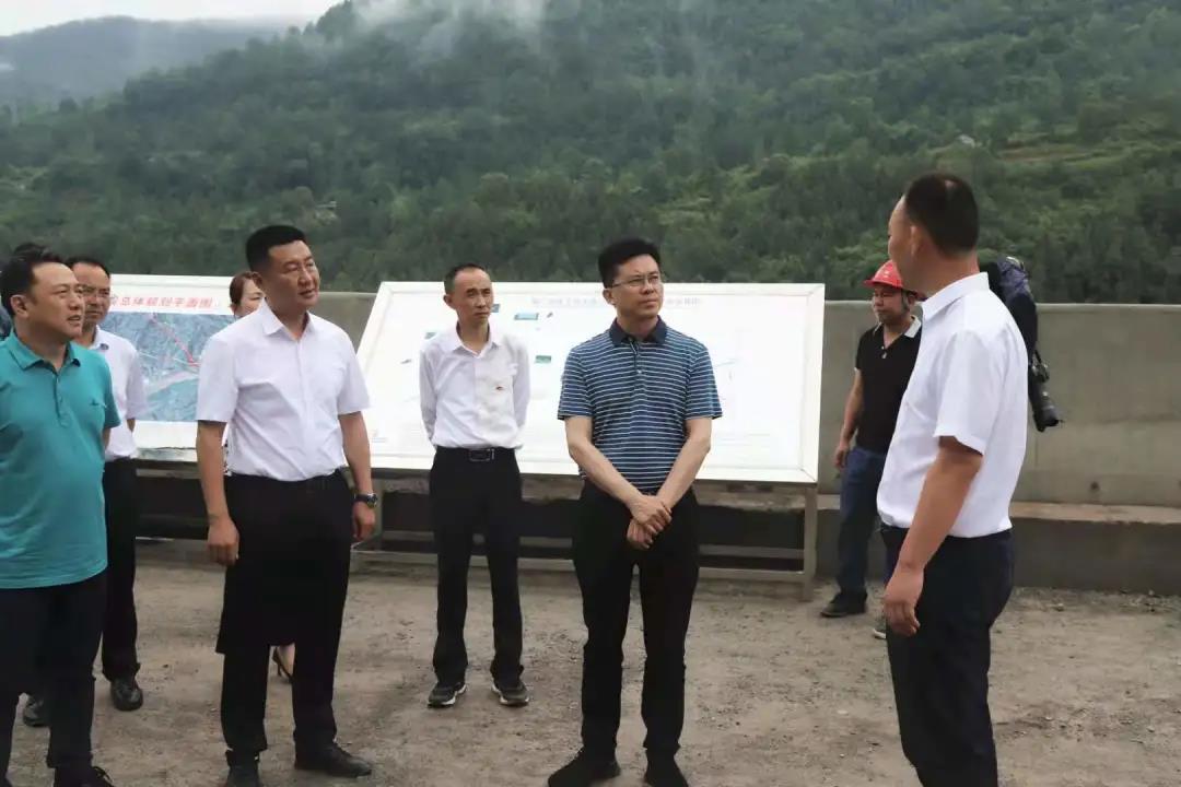 四川省交通運輸廳領(lǐng)導(dǎo)張勇、王茂奎到鎮(zhèn)廣高速王通段A1合同段調(diào)研指導(dǎo)工作