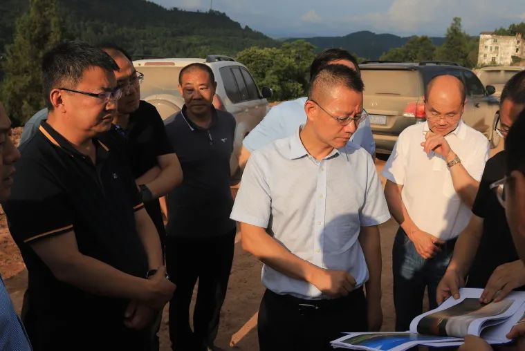 四川省交通運輸廳黨組成員、總工程師王茂奎到鎮(zhèn)廣高速王通段A1合同段調(diào)研