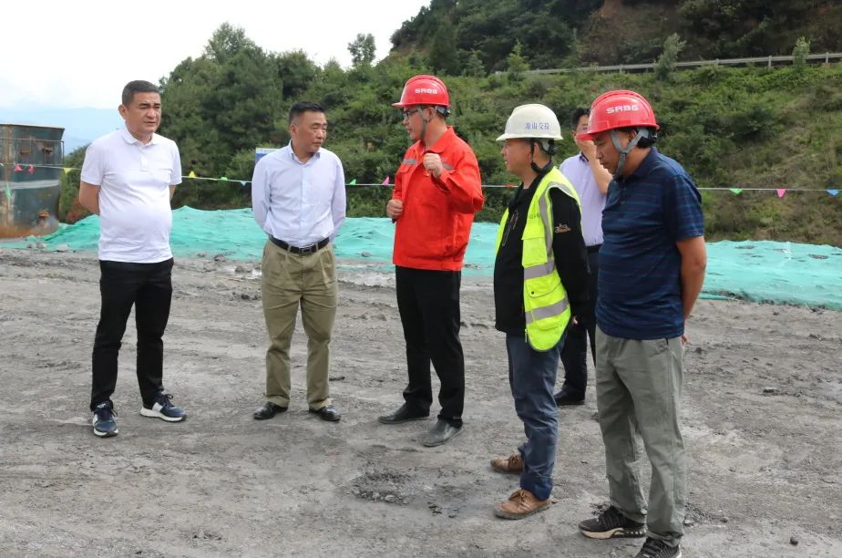 涼山州委常委、政法委書記阿石拉比到G348線(原S307）鹽源小高山隧道工程SG標段項目檢查工作