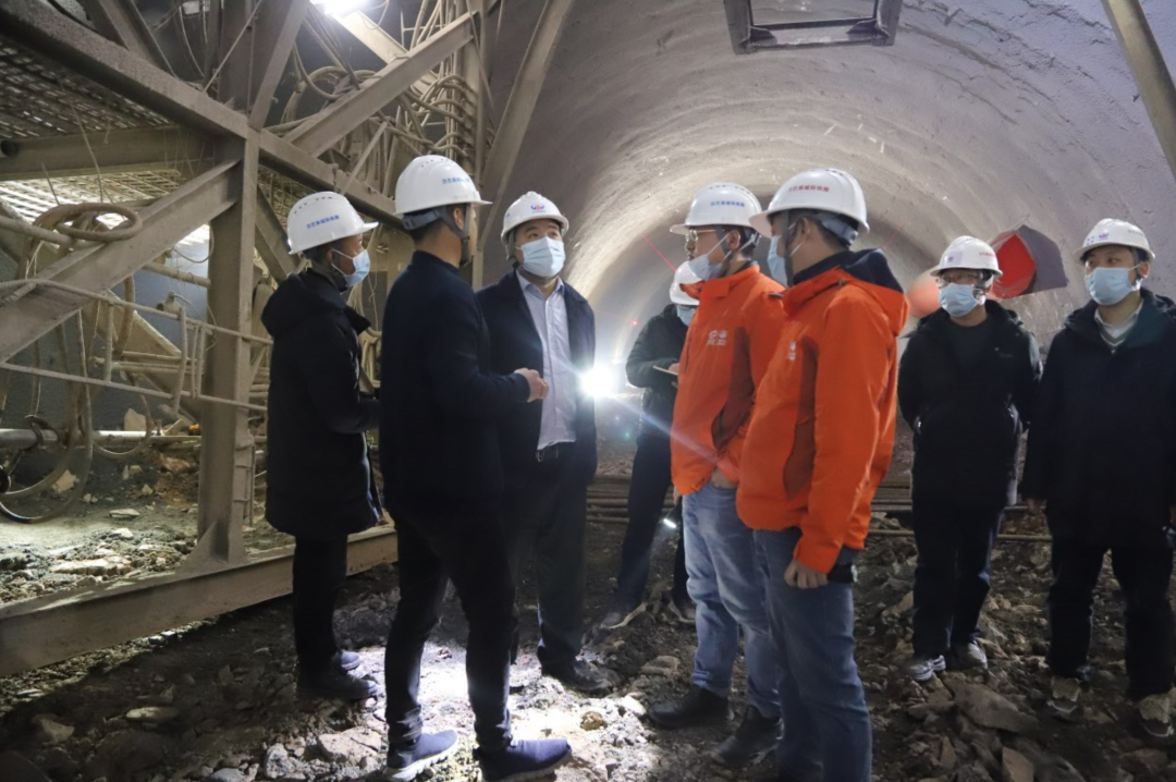 公司黨委副書記、董事、總經(jīng)理杜江林到漢巴南鐵路6標項目指導檢查工作