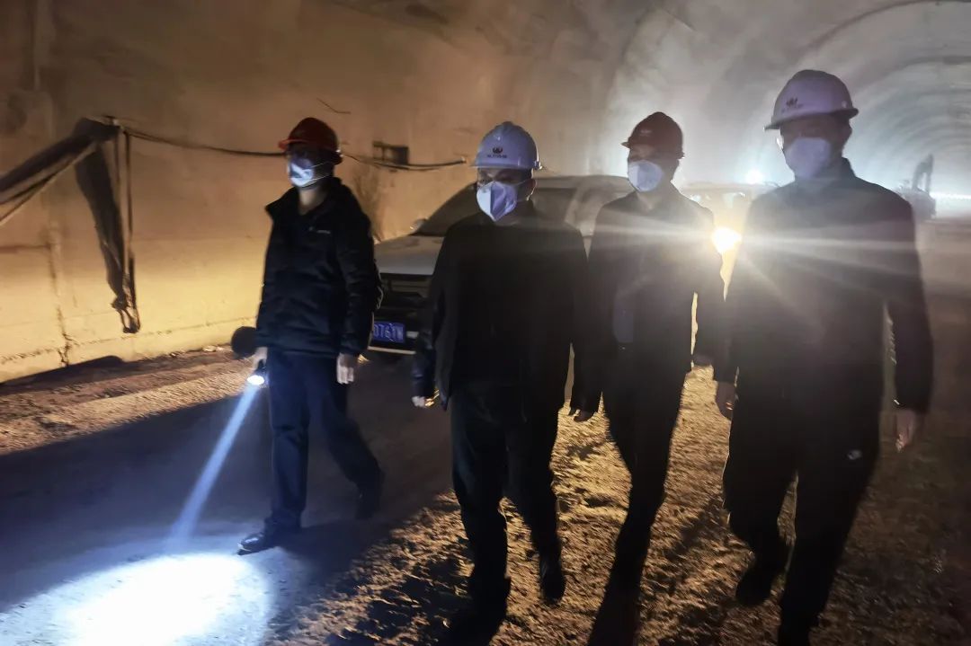 公司黨委副書記、職工董事、工會主席何澤中到省道410線朝天城區(qū)過境段項目檢查指導工作