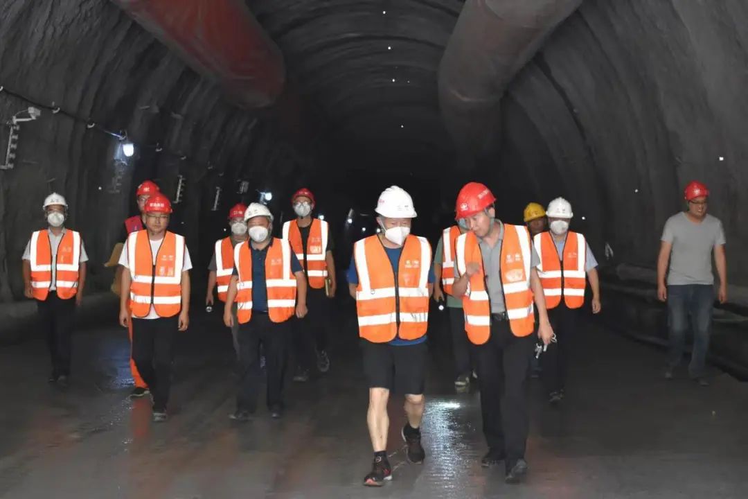 川交公司黨委副書記、董事、總經(jīng)理魯正偉到各項(xiàng)目檢查指導(dǎo)工作