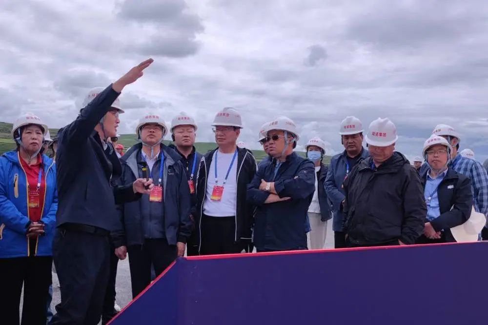 阿壩州人大常委會(huì)組織全國(guó)、省、州等部分人大代表赴久馬高速公路C1總承包項(xiàng)目調(diào)研