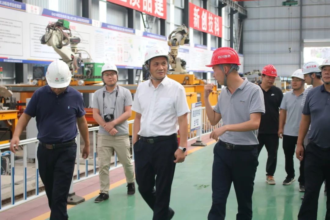 四川路橋黨委委員、紀(jì)委書記朱年紅到宜金高速XJ8標(biāo)檢查指導(dǎo)工作