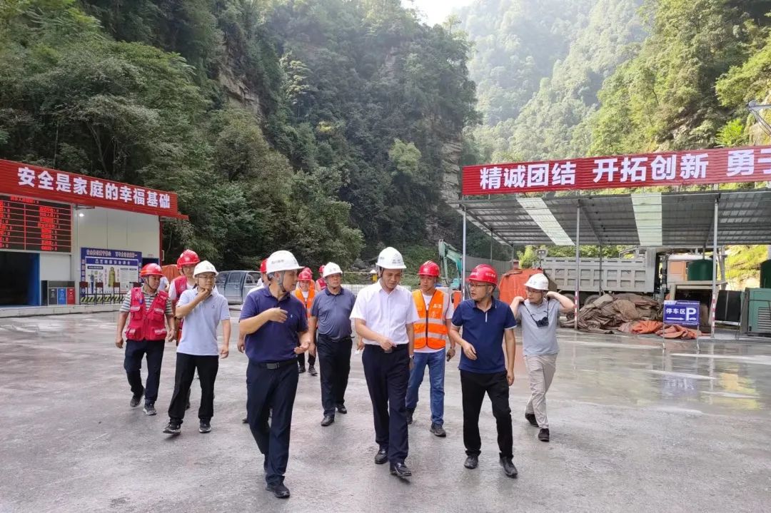 四川路橋黨委委員、紀(jì)委書記朱年紅赴宜金高速公路XJ6項(xiàng)目檢查指導(dǎo)工作