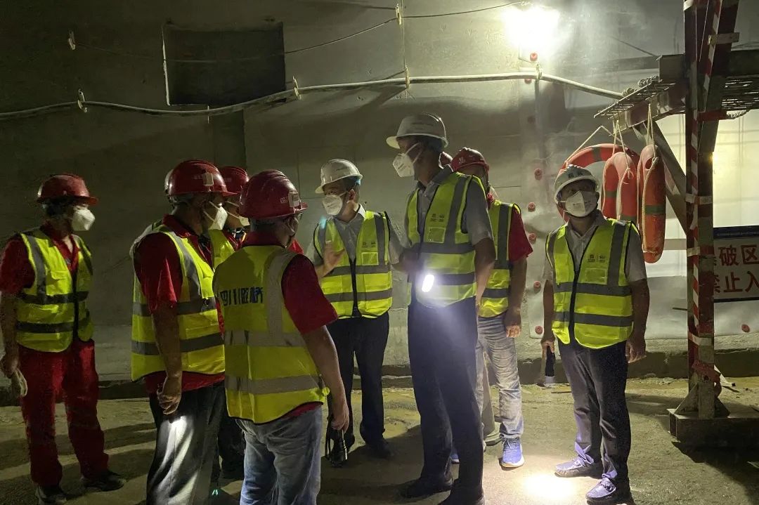 川交公司黨委書記、董事長杜江林到華鎣山隧道項目檢查指導工作
