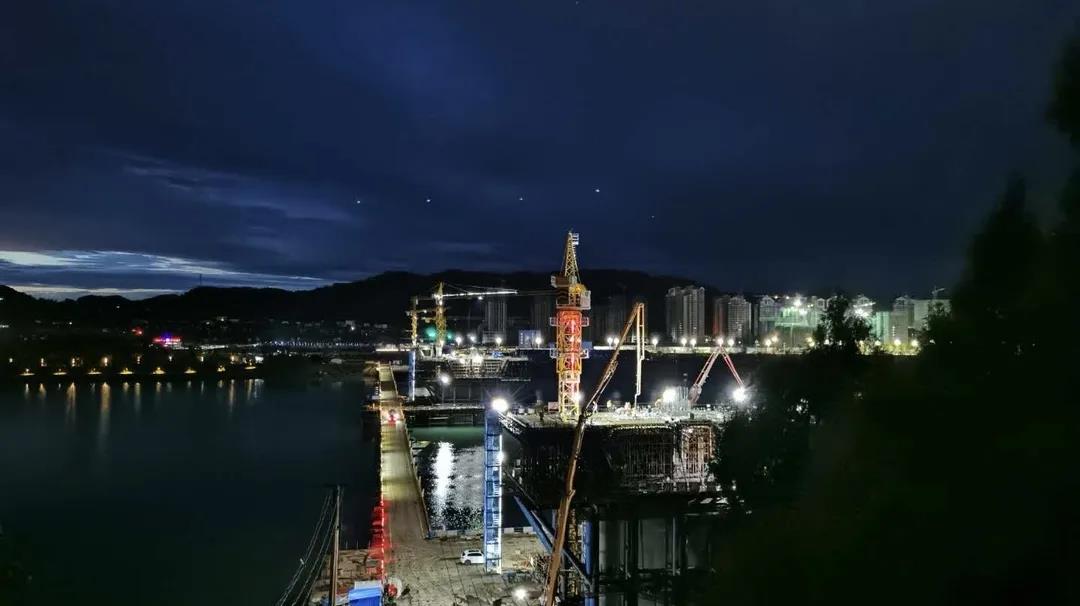 南部嘉陵江三橋主橋1#墩最后一個41米超寬超大角度斜腹板0#塊成功完成澆筑！