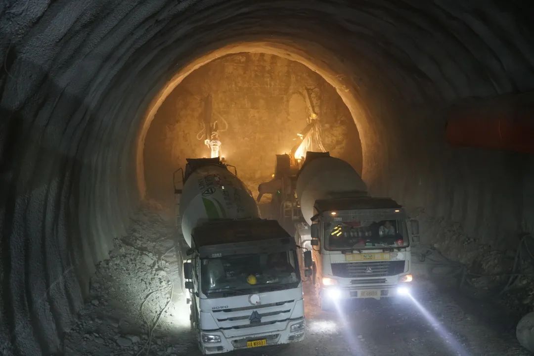 首次！寧攀高速ZCB1-7分部寧會(huì)隧道使用濕噴車(chē)雙機(jī)作業(yè)