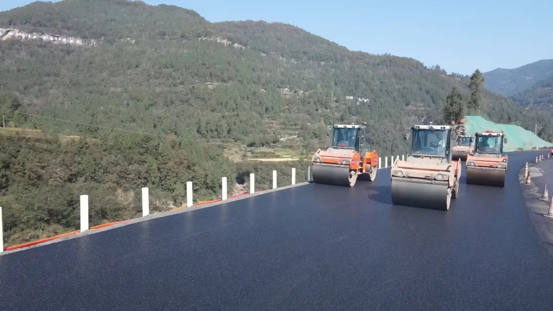 鎮(zhèn)廣高速王坪至通江段A-LM1項(xiàng)目通車(chē)段上面層攤鋪完成