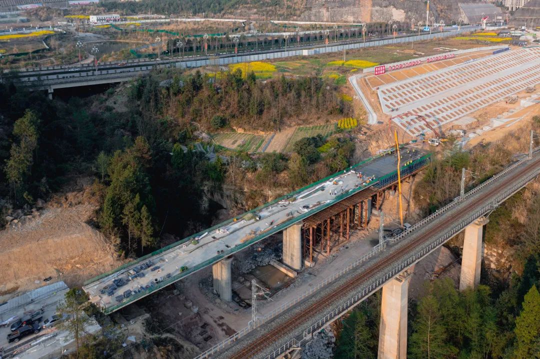 階段性進(jìn)展！漢巴南鐵路HBNZQSG-6標(biāo) 首座大橋順利貫通