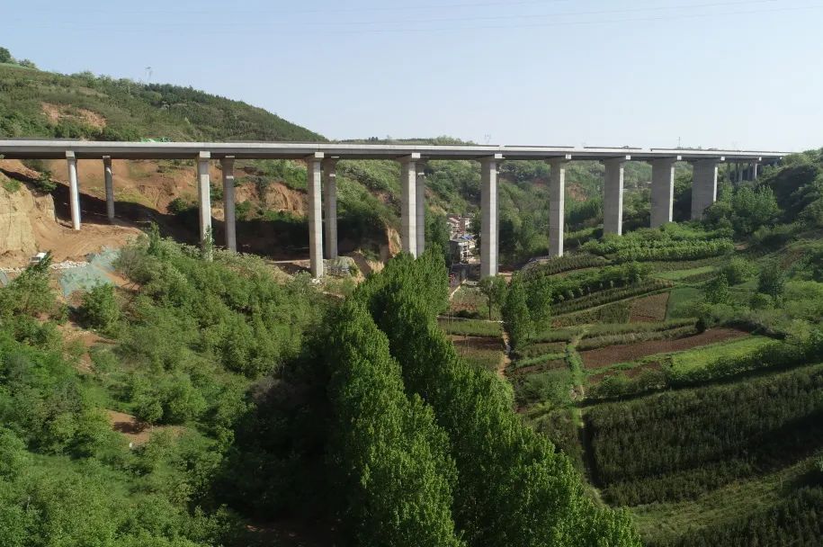 西安外環(huán)高速公路南段LJ-12合同段黑溝一號(hào)大橋全線(xiàn)提前完工