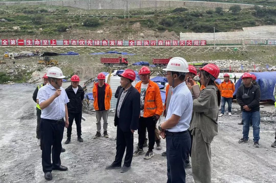 川交公司黨委書記、董事長杜江林到都四山地軌道交通項目DSZH標檢查指導工作