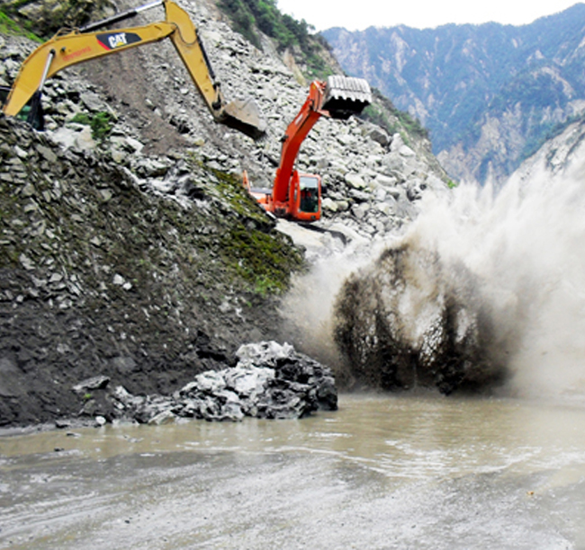 2009年，公司參與災(zāi)后重建項(xiàng)目映（秀）臥（龍）路被洪水沖毀路段的搶通