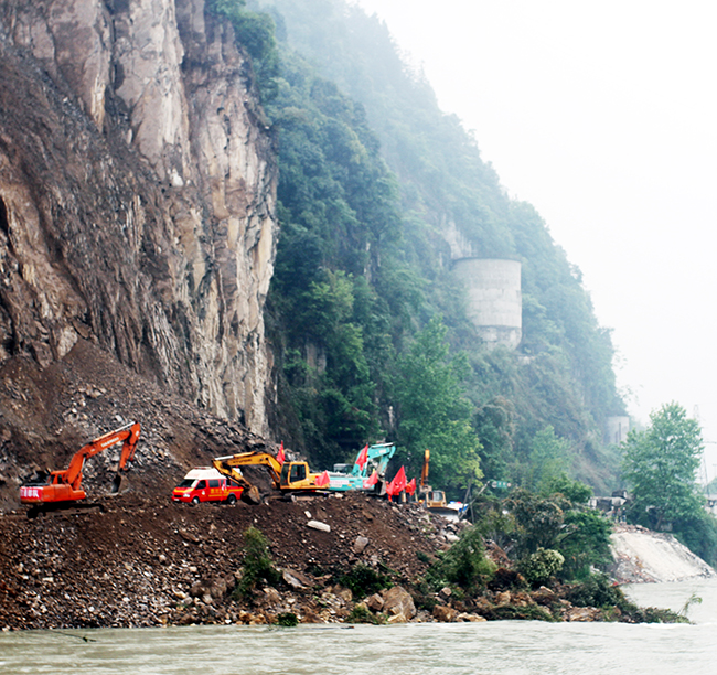 2013年，公司參與蘆山“4.20”地震搶險(xiǎn)在懸崖峭壁中推進(jìn)
