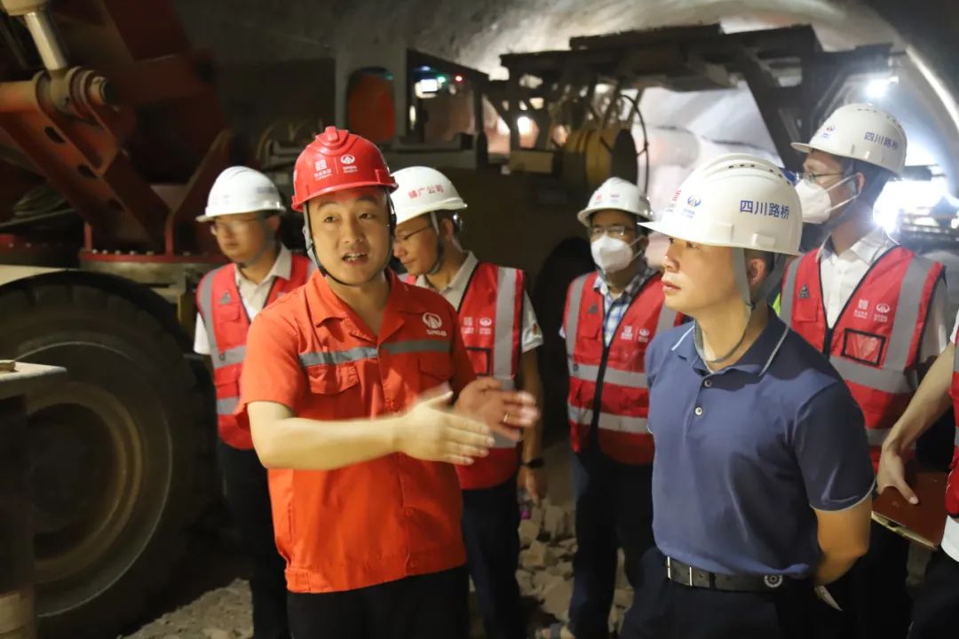 蜀道集團建設(shè)管理部副部長武洲到鎮(zhèn)廣高速B4、B5項目檢查指導(dǎo)工作