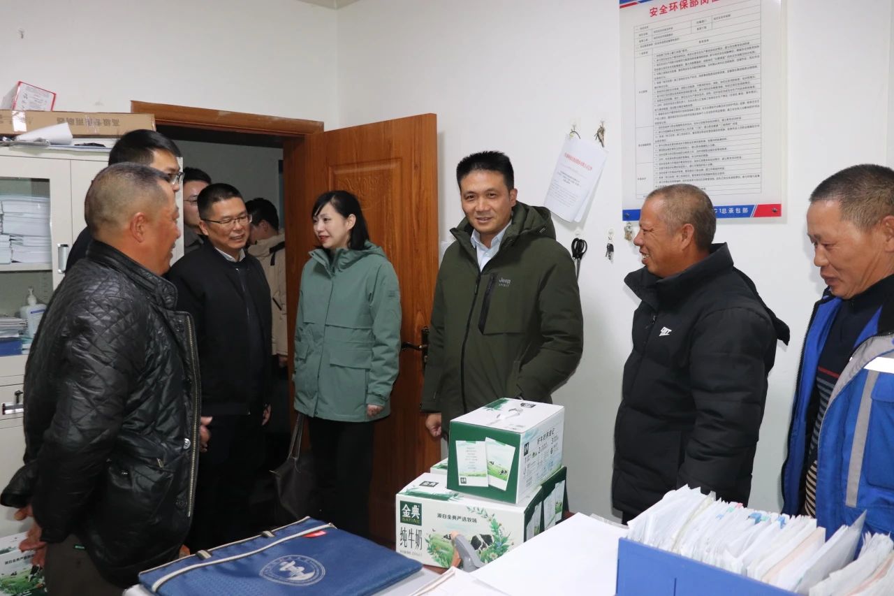 四川路橋黨委委員、董事、工會(huì)主席朱年紅赴川交公司項(xiàng)目一線開(kāi)展“冬送溫暖”慰問(wèn)活動(dòng)