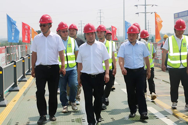 川交公司黨委書記、董事長杜江林赴成德線土建5工區(qū)項目檢查指導工作