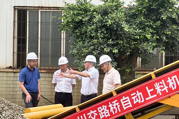 川交公司黨委書記、董事長(zhǎng)杜江林到S11線拌合站自動(dòng)上料系統(tǒng)疲勞實(shí)驗(yàn)現(xiàn)場(chǎng)指導(dǎo)工作