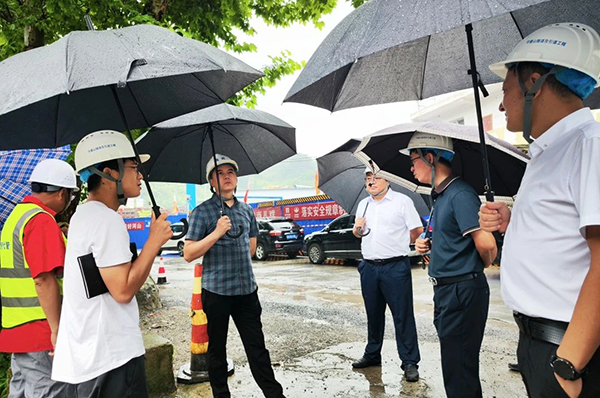 廣安市交通運(yùn)輸局黨組書(shū)記、局長(zhǎng)萬(wàn)愛(ài)明至華鎣山隧道及引道工程第2合同段項(xiàng)目調(diào)研督導(dǎo)防汛工作