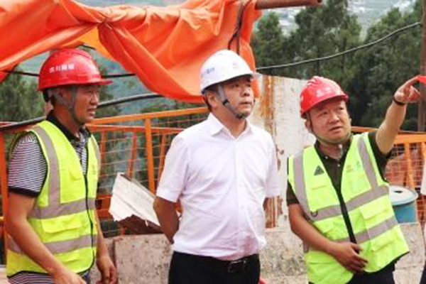 川交公司黨委書記、董事長(zhǎng)杜江林赴西昌至寧南高速公路ZCB2總承包部檢查指導(dǎo)工作