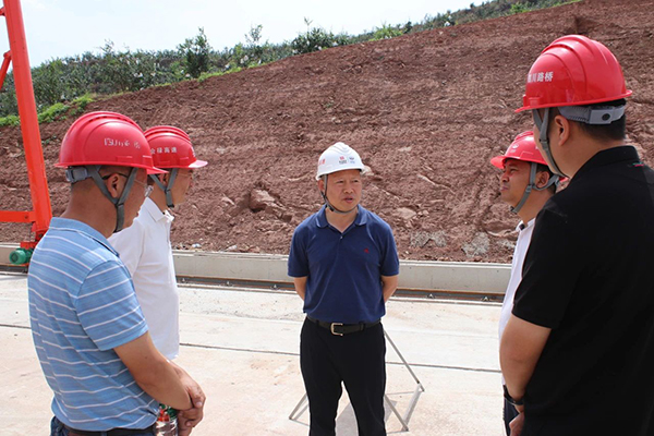 川交公司黨委副書記、董事、總經(jīng)理魯正偉赴會(huì)祿高速總包部項(xiàng)目檢查指導(dǎo)工作