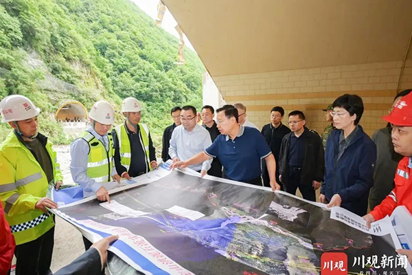 王曉暉施小琳現(xiàn)場指導(dǎo)康定姑咱“8·03”山洪泥石流災(zāi)害救援處置工作時(shí)強(qiáng)調(diào)：想一切辦法盡一切努力，千方百計(jì)搜救失聯(lián)人員