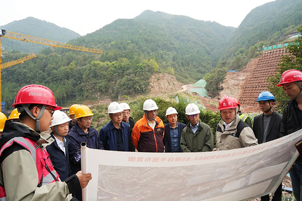 蜀道集團(tuán)首席專家李永林到鎮(zhèn)廣高速川王段B4、B5項(xiàng)目開展鎮(zhèn)廣高速危大工程專題調(diào)研