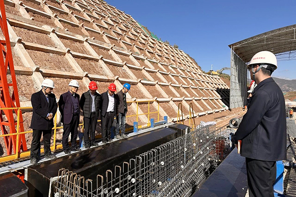 蜀道高速集團(tuán)黨委委員、副總經(jīng)理鄭偉赴會(huì)祿高速ZCB1-1項(xiàng)目山區(qū)智慧梁場(chǎng)調(diào)研指導(dǎo)工作