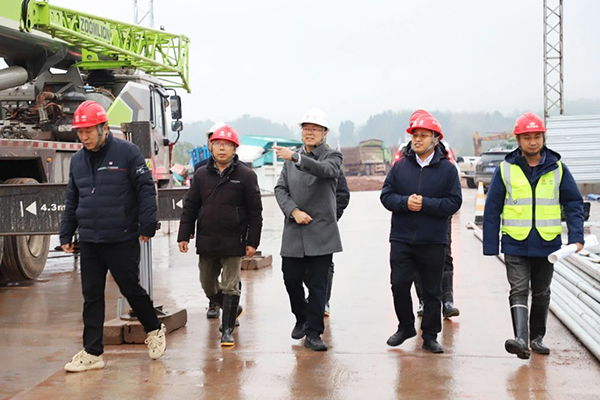 川交公司黨委副書記、職工董事、工會(huì)主席張成松深入大墊高速TJ3標(biāo)檢查指導(dǎo)工作