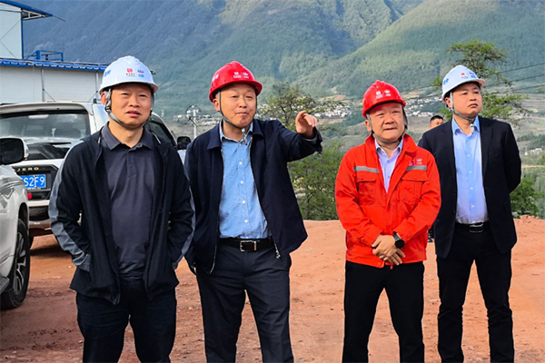 川交公司黨委副書記、董事、總經(jīng)理魯正偉深入西寧高速公路ZCB2總承包項(xiàng)目檢查指導(dǎo)工作