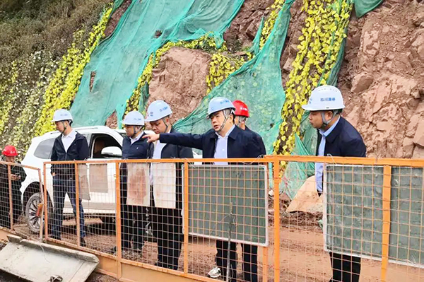 川交公司黨委書記、董事長(zhǎng)杜江林一行深入西寧高速公路項(xiàng)目、會(huì)祿高速項(xiàng)目開(kāi)展“五一”節(jié)前安全專項(xiàng)檢查