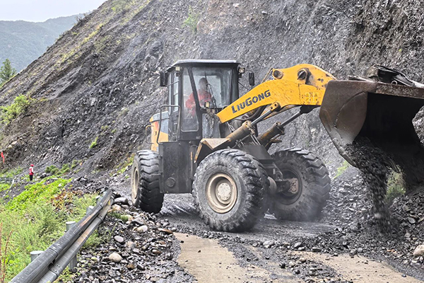 麻德公路突發(fā)滑坡 政企聯(lián)動快速搶通